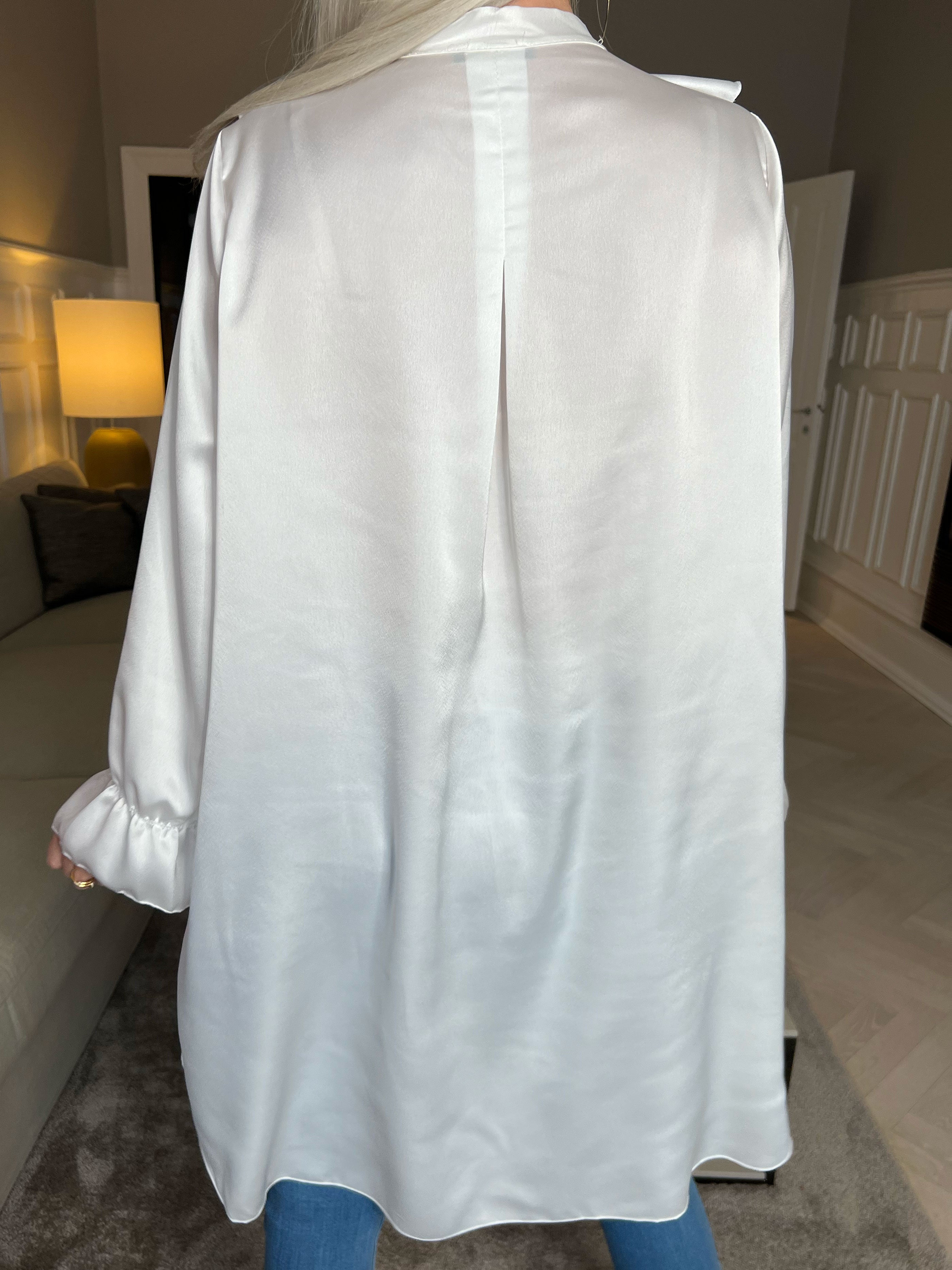 Abira - Plain skjortekjole i silkelook med flæser